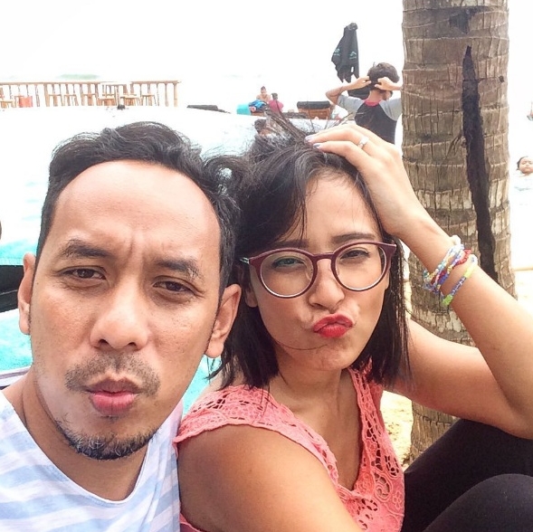 10 Gaya keluarga Pongki Barata & Sophie Navita, masih romantis ala ABG