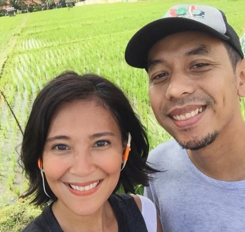 10 Gaya keluarga Pongki Barata & Sophie Navita, masih romantis ala ABG