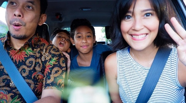 10 Gaya keluarga Pongki Barata & Sophie Navita, masih romantis ala ABG