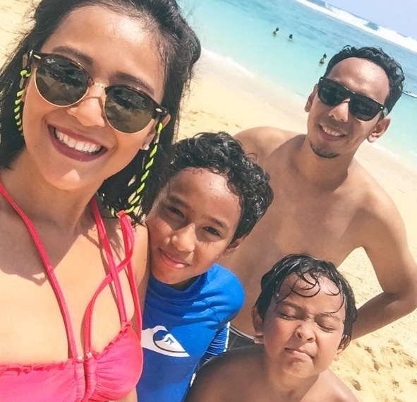 10 Gaya keluarga Pongki Barata & Sophie Navita, masih romantis ala ABG