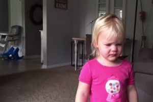 Awalnya kesal & menangis, reaksi balita lihat adiknya ini bikin haru