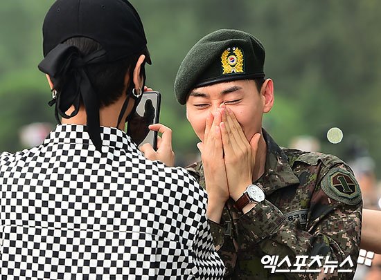 10 Foto Eunhyuk 'Super Junior' saat selesai wajib militer, penuh haru