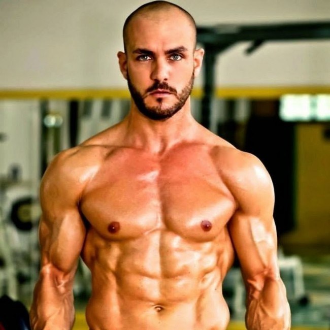 6 Pria ini buktikan vegan juga bisa punya badan kekar berotot, aw!