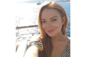 Tak hadiri pernikahan sang adik, Lindsay Lohan asyik liburan di Bali