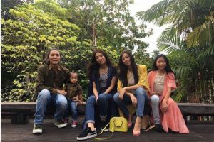 10 Foto keluarga bahagia Bimbim Slank, dikelilingi 'bidadari' cantik