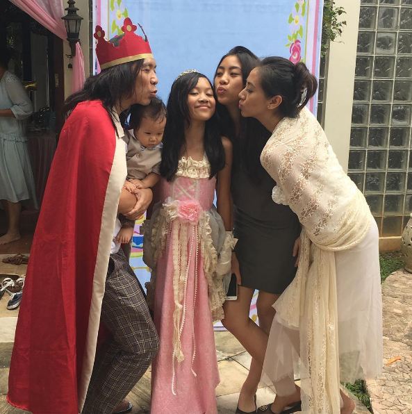 10 Foto keluarga bahagia Bimbim Slank, dikelilingi 'bidadari' cantik