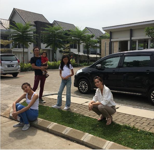 10 Foto keluarga bahagia Bimbim Slank, dikelilingi 'bidadari' cantik