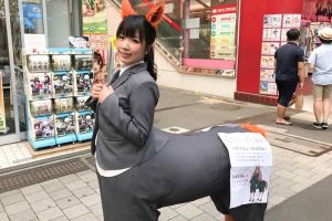 Cosplayer cantik ini rela cosplay jadi kuda & keliling jalanan Jepang