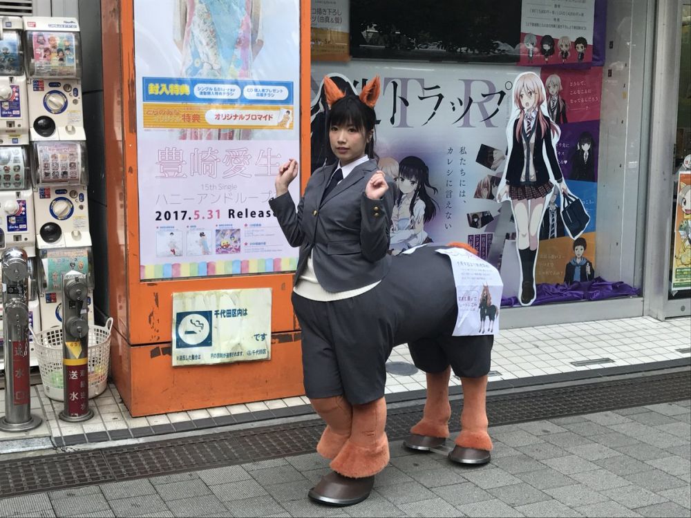 Cosplayer cantik ini rela cosplay jadi kuda & keliling jalanan Jepang