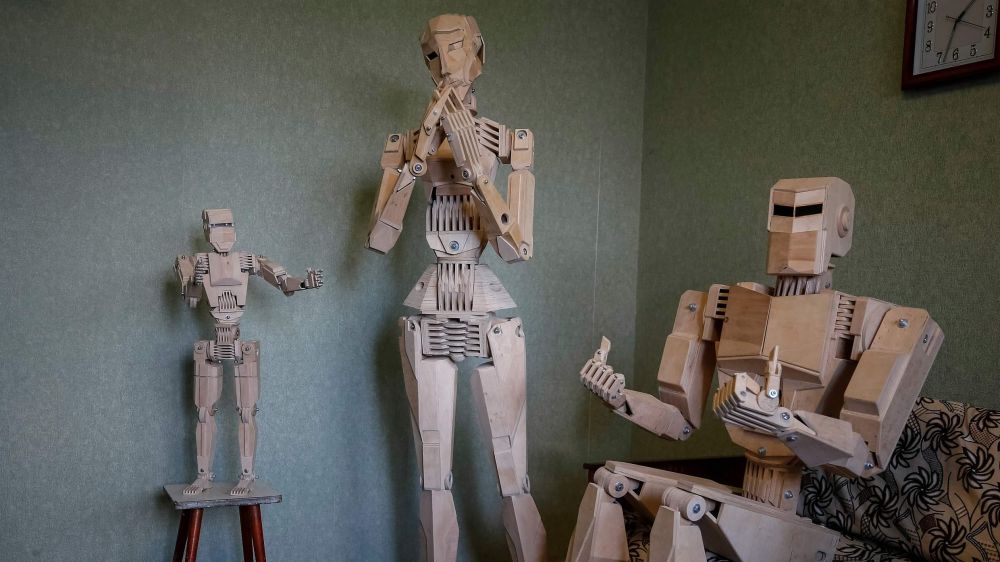 Pria ini desain sendiri robot dari ribuan potong kayu, hasilnya yahud