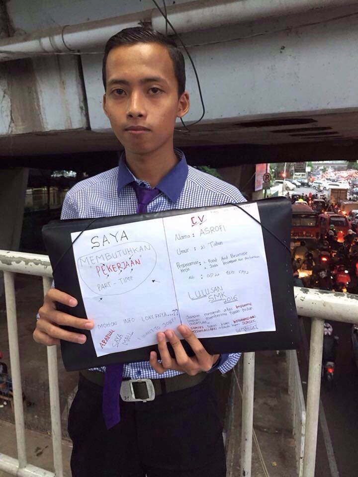 Nyari kerja di jembatan penyeberangan, Asrofi kini banjir tawaran