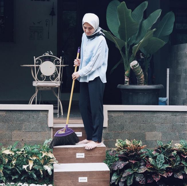 Jadi artis terkenal, 5 seleb tak malu lakukan pekerjaan rumah 