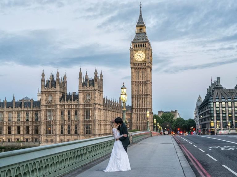 Foto pre-wedding di 16 negara, pasangan romantis ini hebohkan dunia