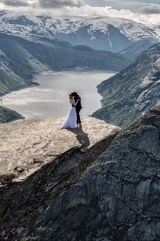 Foto pre-wedding di 16 negara, pasangan romantis ini hebohkan dunia