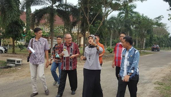 10 Foto Bupati Lampung Timur, hijaber cantik yang gemar blusukan