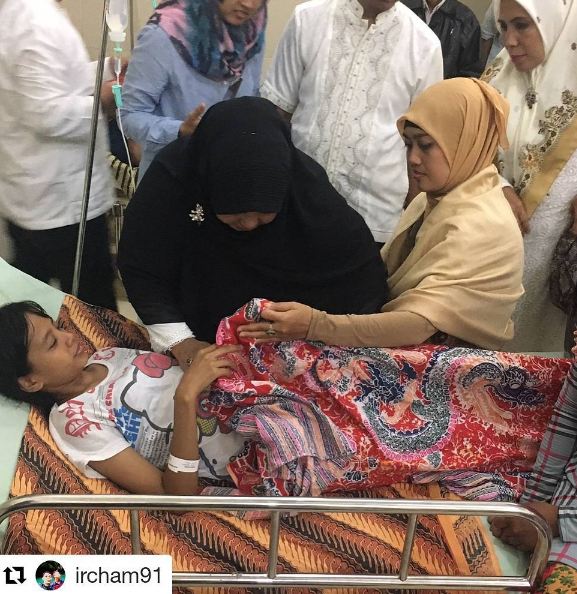 10 Foto Bupati Lampung Timur, hijaber cantik yang gemar blusukan