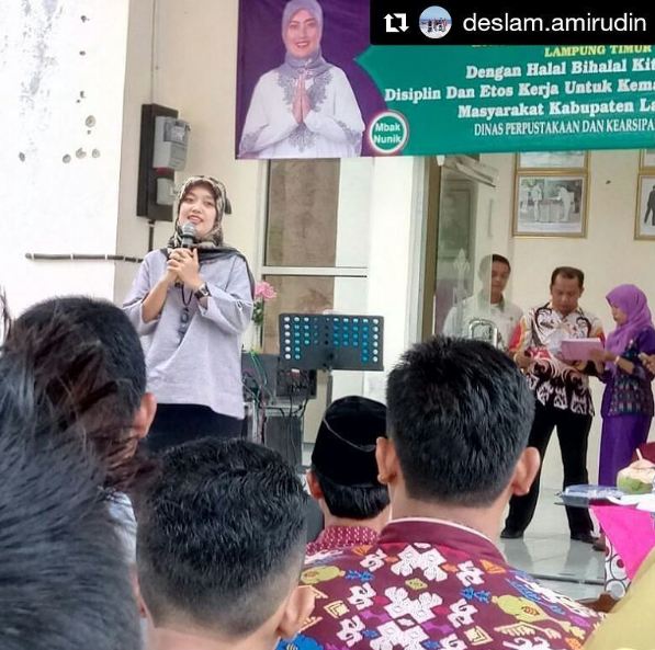 10 Foto Bupati Lampung Timur, hijaber cantik yang gemar blusukan