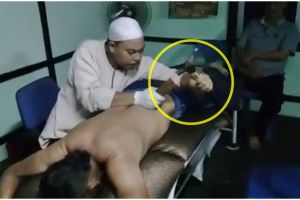 Unik banget, tukang pijat ini obati pasiennya pakai palu dan kayu