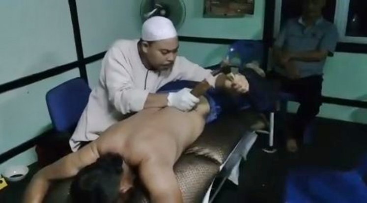 Unik banget, tukang pijat ini obati pasiennya pakai palu dan kayu