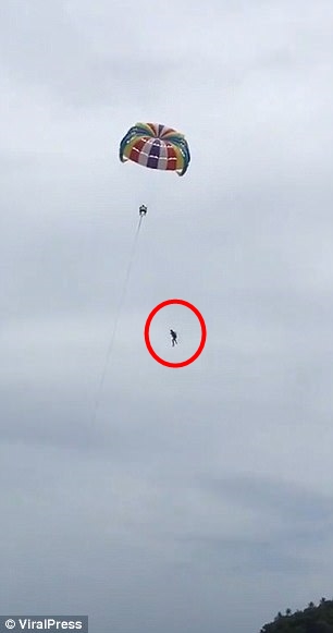 Turis ini terekam kamera saat jatuh bermain parasailing, ngeri banget