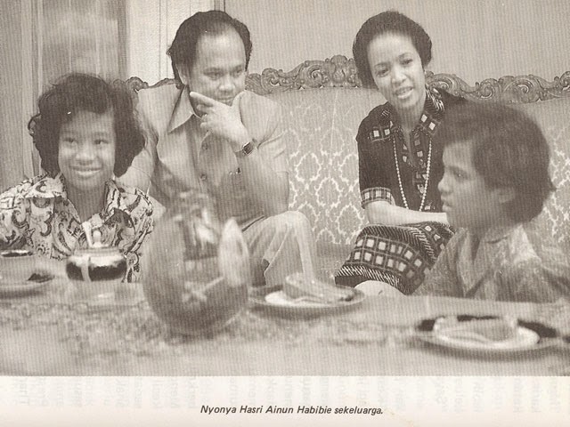 14 Foto masa muda 7 presiden Indonesia bersama keluarga, harmonis