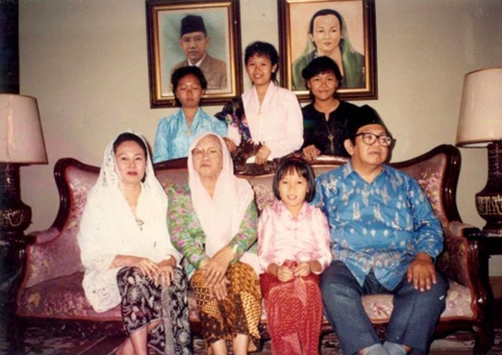 14 Foto masa muda 7 presiden Indonesia bersama keluarga, harmonis