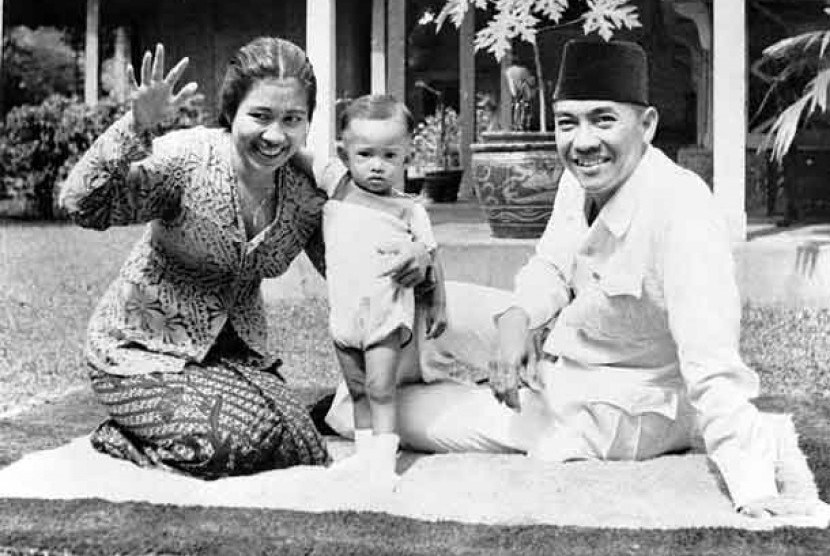 14 Foto masa muda 7 presiden Indonesia bersama keluarga, harmonis