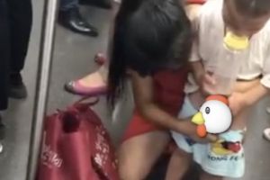 Jorok, ibu ini suruh anaknya pipis di lantai kereta penuh penumpang