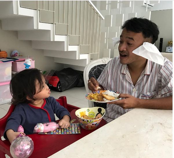 10 Foto ini buktikan Ruben Onsu jago momong anak, suami idaman banget