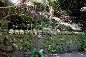 2 Pemuda desa nekad gali kuburan demi barang-barang milik mayat, duh!