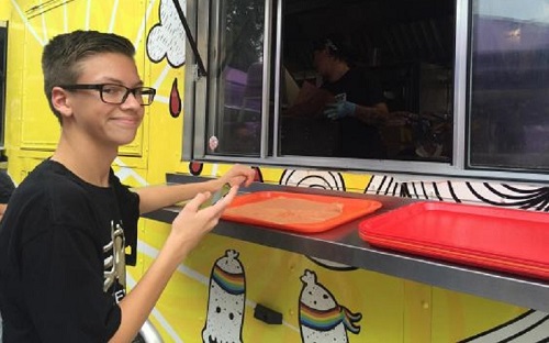 Jual jasa antre makanan, bocah 15 tahun ini untung jutaan rupiah