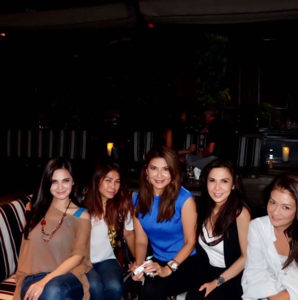 Jarang tampil di TV, ini 10 bukti Cut Tari tetap eksis