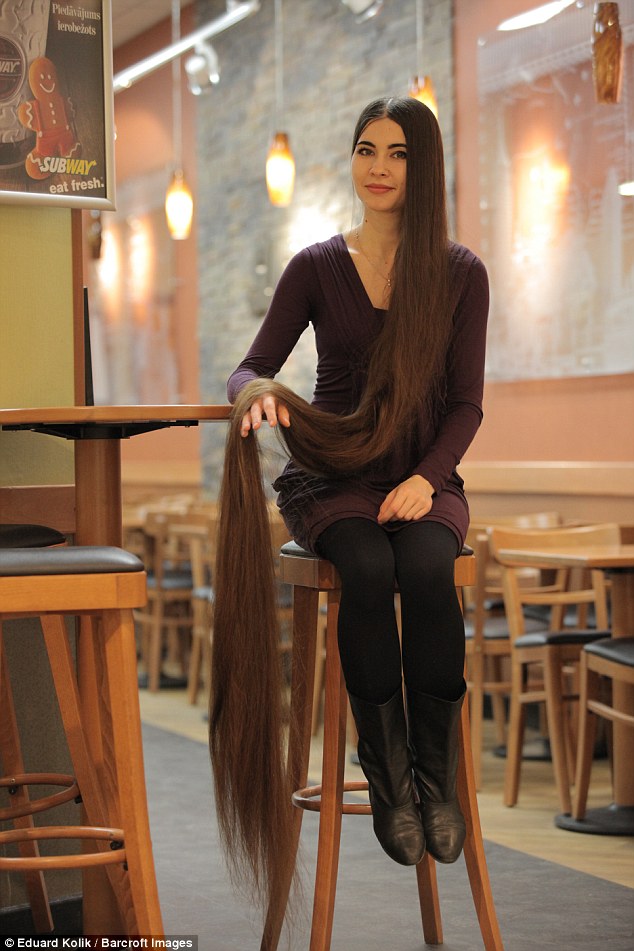 20 Tahun tak dipotong, rambut wanita ini panjangnya 2,3 meter 