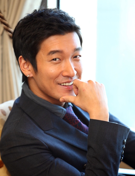 Cho Seung-woo, si cuek di Secret Forest yang aslinya murah senyum