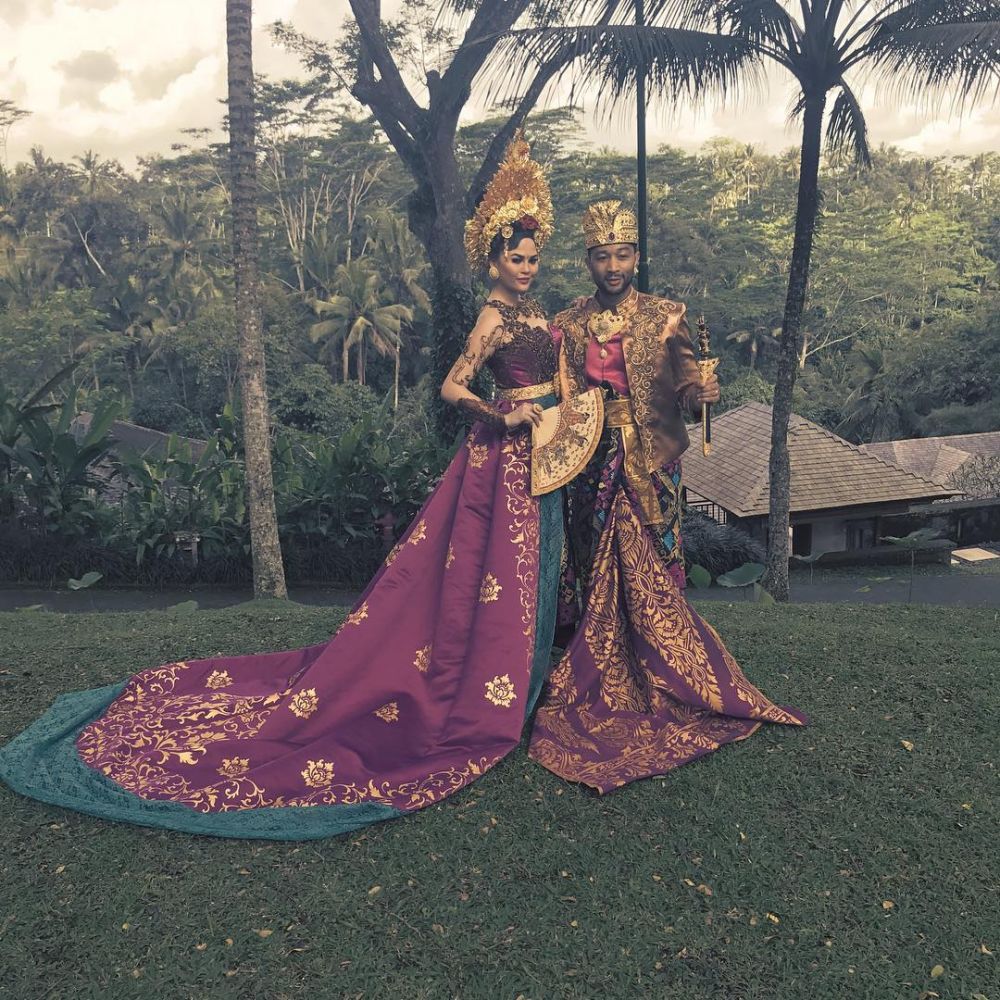 Liburan ke Bali, John Legend & Chrissy Teigen memukau pakai baju adat