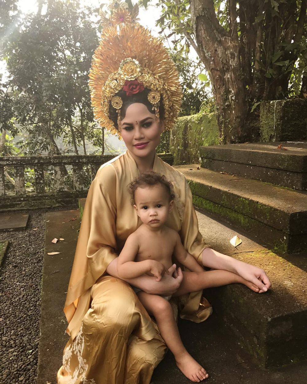 Liburan ke Bali, John Legend & Chrissy Teigen memukau pakai baju adat