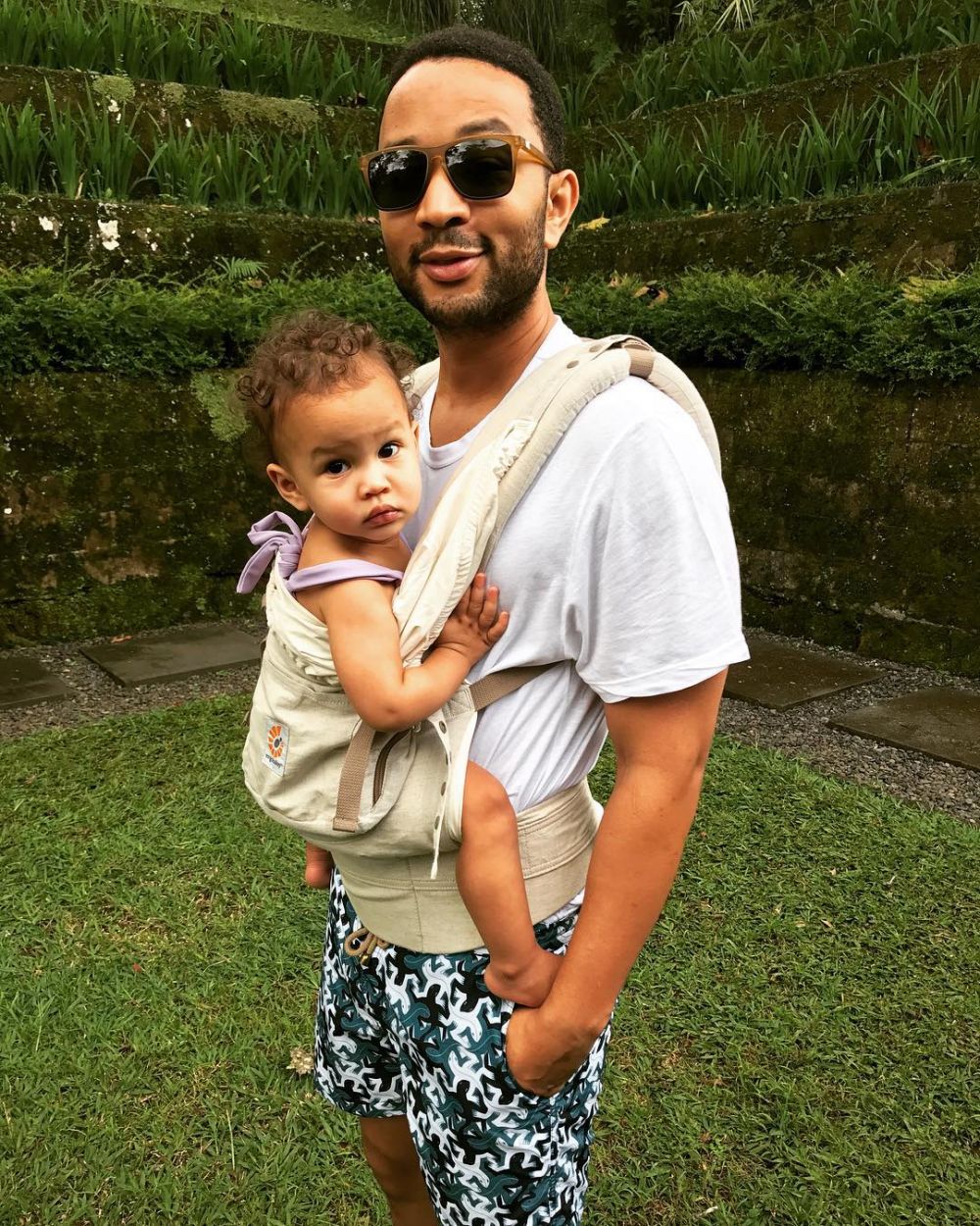 Liburan ke Bali, John Legend & Chrissy Teigen memukau pakai baju adat