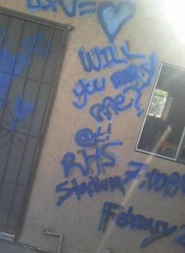 12 Cara melamar pasangan ini nyeleneh, gagal romantis deh