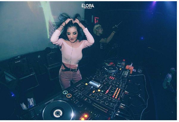 Alih profesi jadi DJ, begini 10 potret seksi Kiki Amalia saat manggung