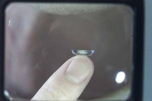 Aneh tapi nyata, wanita ini gunakan 27 lensa kontak di satu matanya