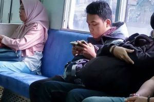 7 Potret penumpang KRL baca Alquran, lihatnya adem banget