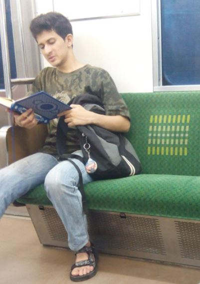 7 Potret penumpang KRL baca Alquran, lihatnya adem banget