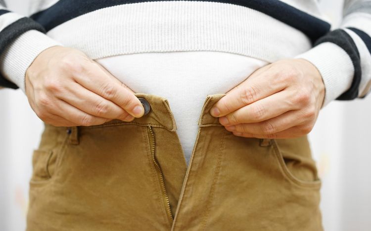 5 Tipe celana  cowok yang bisa sembunyikan perut  buncit 
