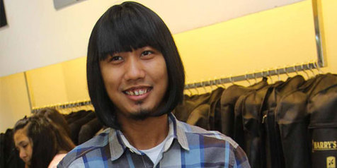 9 Seleb ini identik pakai rambut palsu, ada yang harganya Rp 13 miliar