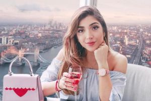 Cewek ini jadi travel blogger, hasil foto jalan-jalannya dikira editan