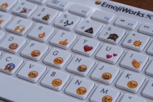 Apple rilis emoji baru, ada perempuan berhijab dan ibu menyusui