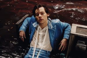 10 Inspirasi street style ala Harry Styles, tampil modis & maskulin