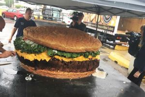 Restoran ini bikin burger berbobot 813 kilogram, wow jumbo abis