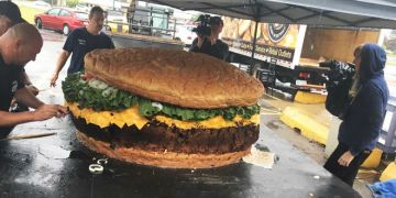 Restoran ini bikin burger berbobot 813 kilogram, wow jumbo abis