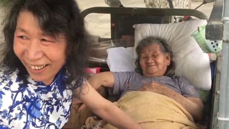 Demi sang ibu, pria ini rela berperan jadi adik perempuannya